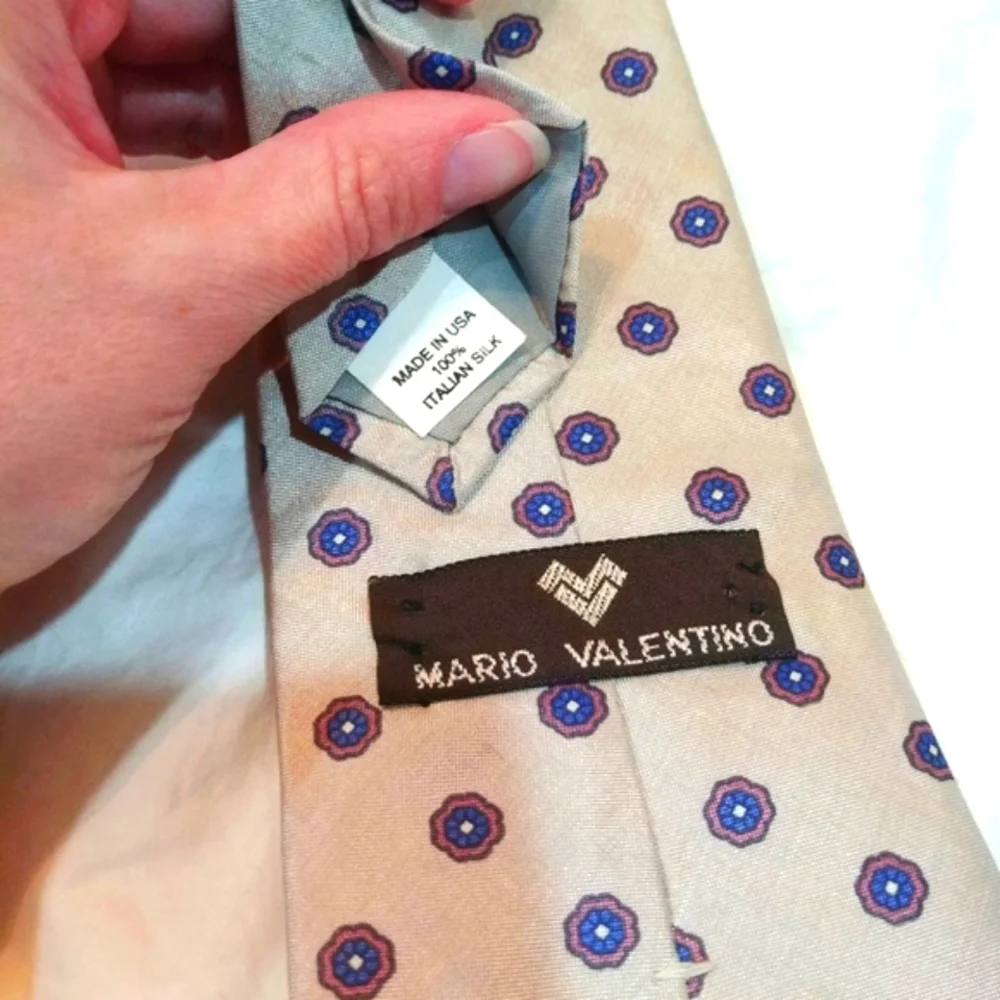 Vintage Valentino 100% Italian silk, Cream With Small Spots Pattern tie